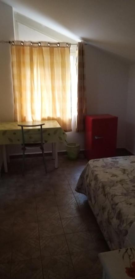 La Finestra Sul Cortile Bed & Breakfast Pomezia Exterior foto