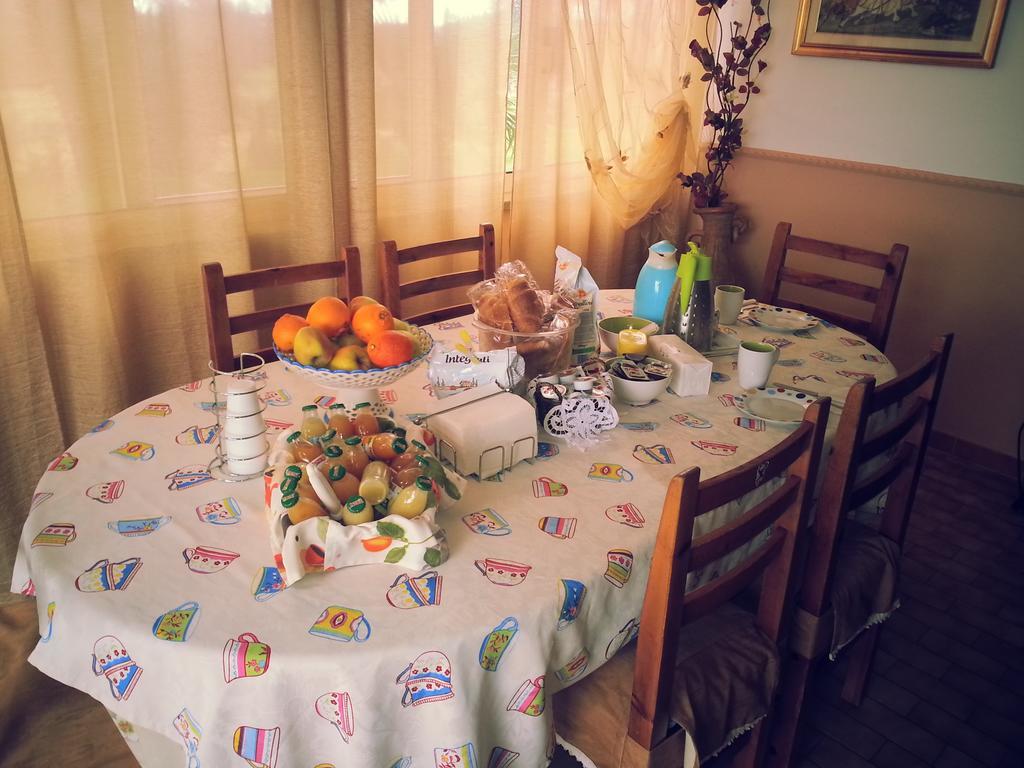 La Finestra Sul Cortile Bed & Breakfast Pomezia Exterior foto